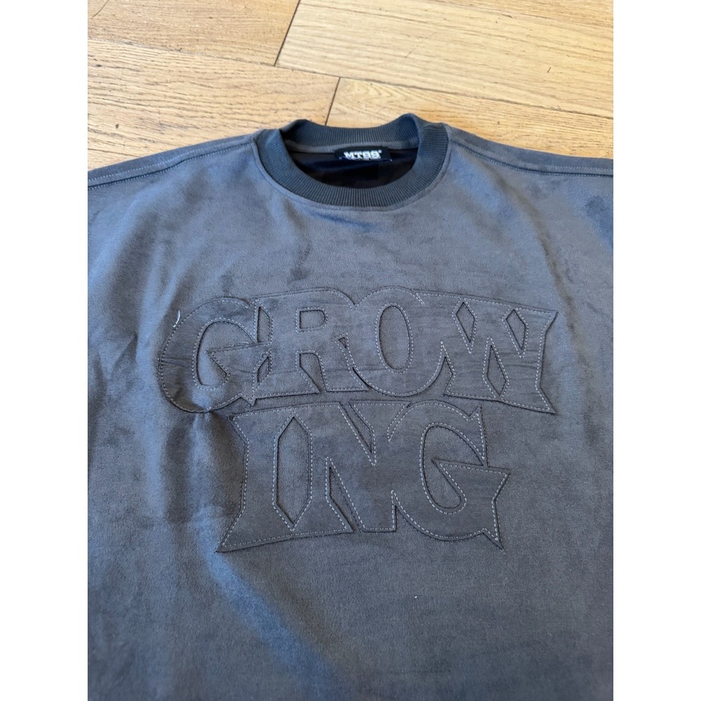 MT99 Growing In The World Faux Suede T-Shirt Charcoal Gray Applique‎ XL (1060)